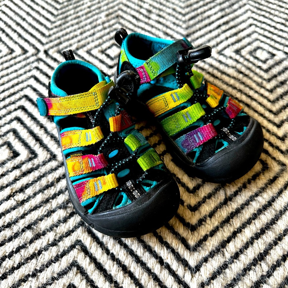 Keen size 9 toddler water shoe / sandal